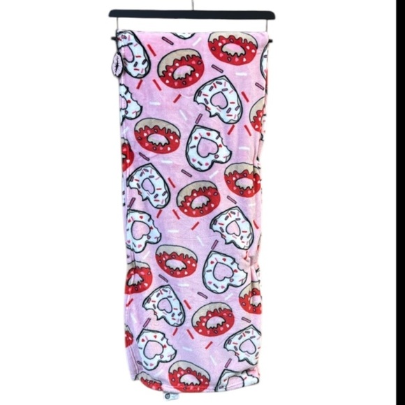 Betsey Johnson Pink Heart shaped Donut Print blanket throw Valentines 50”x 70” - Picture 6 of 7